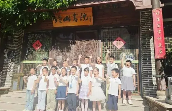  童行璜...